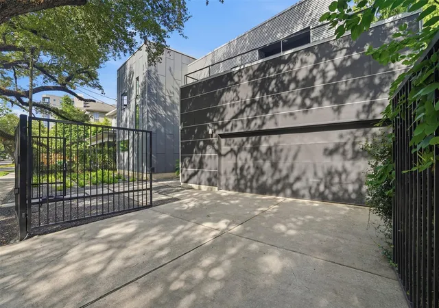 Photo 3 of Single family home for sale at 2412 Helena St, Houston, TX 77006 | MLS# 82474501 | Listing updated on 2026-10-09