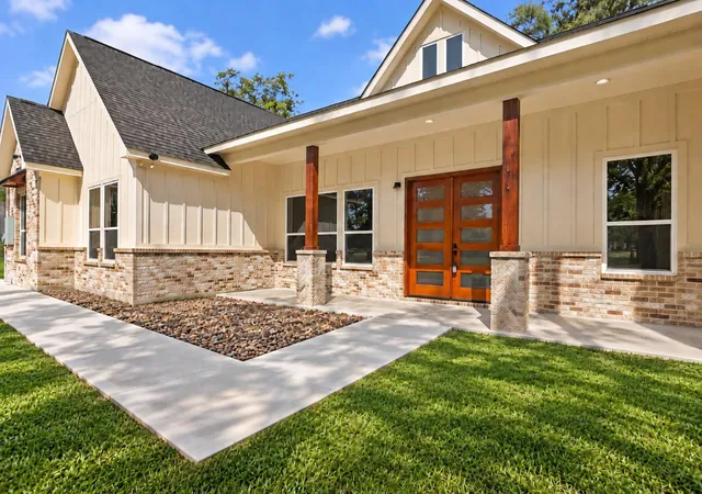 Photo 2 of Single family home for sale at 1302 Lamar St, Liberty, TX 77575 | MLS# 30986141 | Listing updated on 2026-10-03