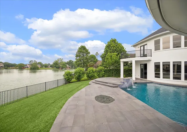 Photo 3 of Sale Pending at 2734 Peninsulas Dr, Missouri City, TX 77459 | MLS# 97599000 | Listing updated on 2026-09-19