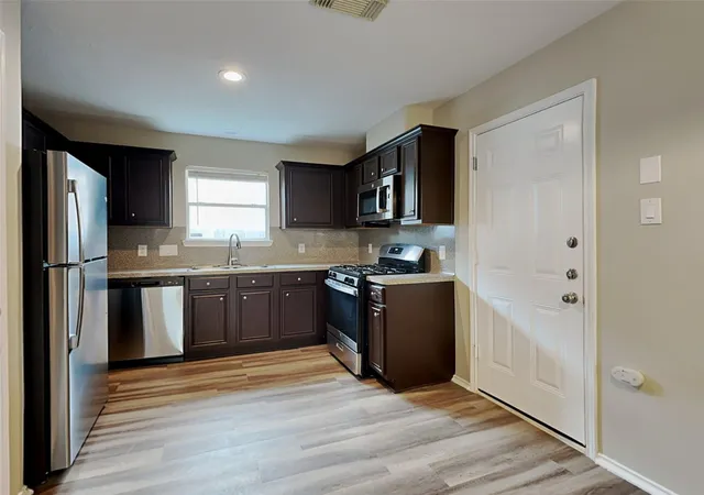 Photo 2 of Single family home for sale at 911 Lancaster Lake Dr, Houston, TX 77073 | MLS# 17550280 | Listing updated on 2026-09-19