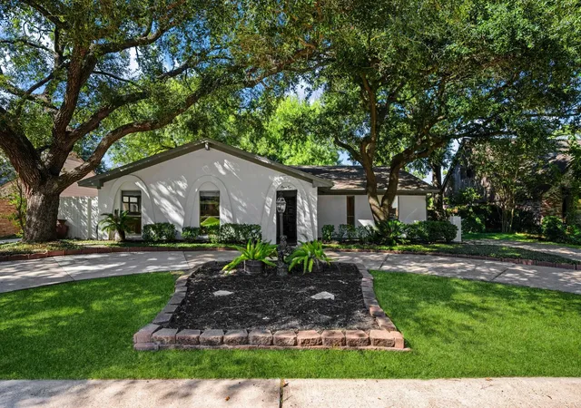 Photo 2 of Single family home for sale at 1110 Cheshire Ln, Houston, TX 77018 | MLS# 82667933 | Listing updated on 2026-09-20