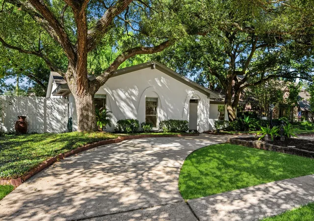 Photo 3 of Single family home for sale at 1110 Cheshire Ln, Houston, TX 77018 | MLS# 82667933 | Listing updated on 2026-09-20