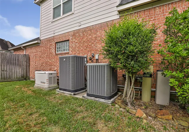 Photo 4 of Single family home for sale at 19807 Clear Glen Dr, Humble, TX 77346 | MLS# 25033177 | Listing updated on 2026-09-16