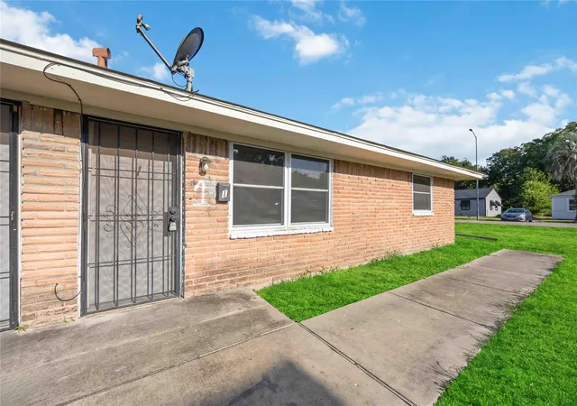 Photo 2 of Multi family home for sale at 5110 Wilmington St #4, Houston, TX 77033 | MLS# 16514142 | Listing updated on 2026-09-17