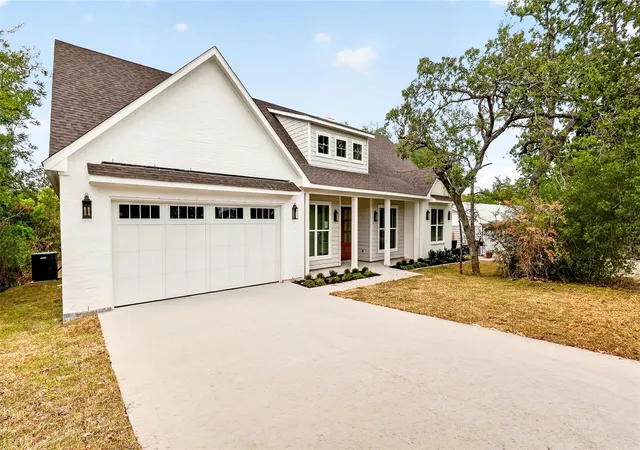 Photo 2 of Sale Pending at 212 Greenway Dr, Bryan, TX 77801 | MLS# 52472147 | Listing updated on 2026-09-22
