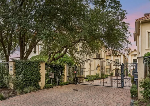 Photo 3 of Single family home for sale at 5034 Tangle Ln, Houston, TX 77056 | MLS# 22991383 | Listing updated on 2026-09-13
