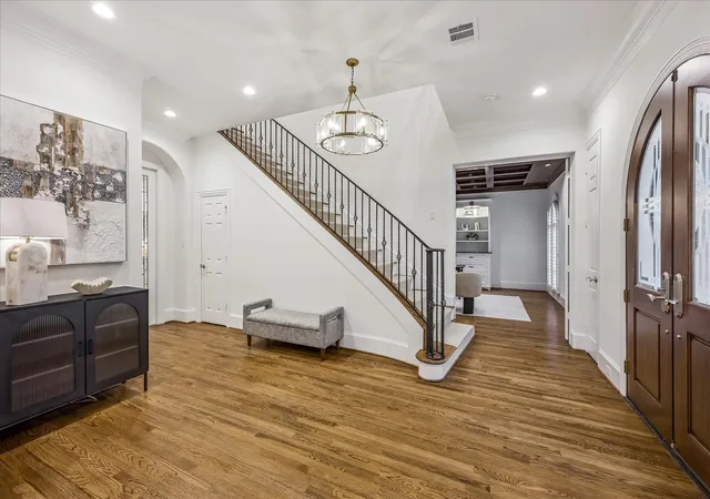 Photo 3 of Single family home for sale at 5034 Tangle Ln, Houston, TX 77056 | MLS# 22991383 | Listing updated on 2026-09-13