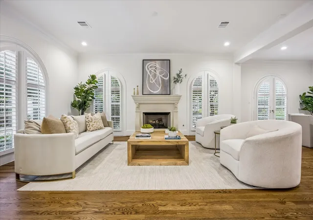 Photo 4 of Single family home for sale at 5034 Tangle Ln, Houston, TX 77056 | MLS# 22991383 | Listing updated on 2026-09-13