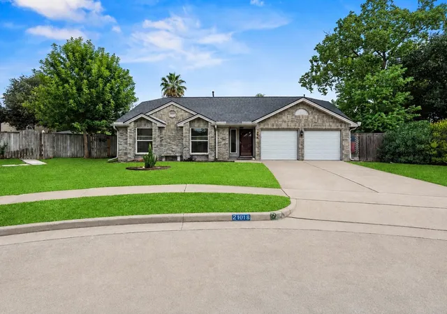 Photo 3 of Sale Pending at 2418 Pebbledowne Cir, Sugar Land, TX 77478 | MLS# 72759938 | Listing updated on 2026-09-16