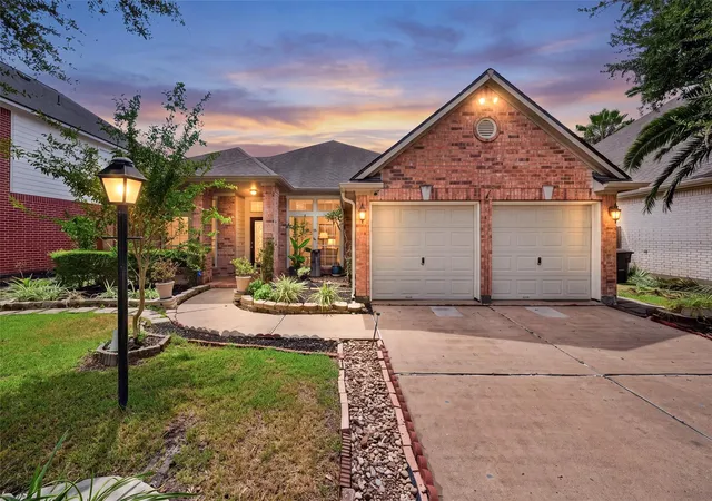 Photo 3 of Sale Pending at 3926 Shadow Cvs Dr, Houston, TX 77082 | MLS# 61871493 | Listing updated on 2026-09-17