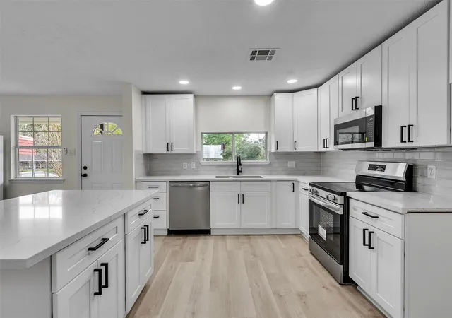 Photo 2 of Single family home for sale at 215 Sparkling Water Dr, Huffman, TX 77336 | MLS# 97998192 | Listing updated on 2026-09-02