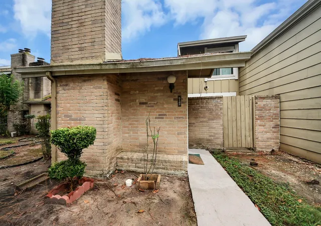 Photo 2 of Townhouse for sale at 6142 W Airport Blvd #15, Houston, TX 77035 | MLS# 5510567 | Listing updated on 2026-09-07