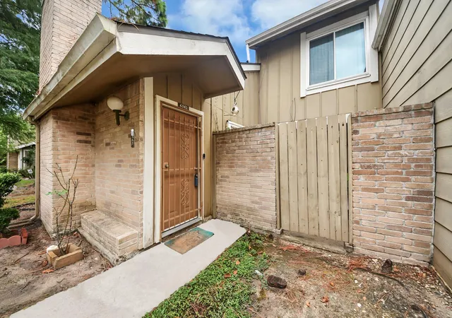 Photo 3 of Townhouse for sale at 6142 W Airport Blvd #15, Houston, TX 77035 | MLS# 5510567 | Listing updated on 2026-09-07