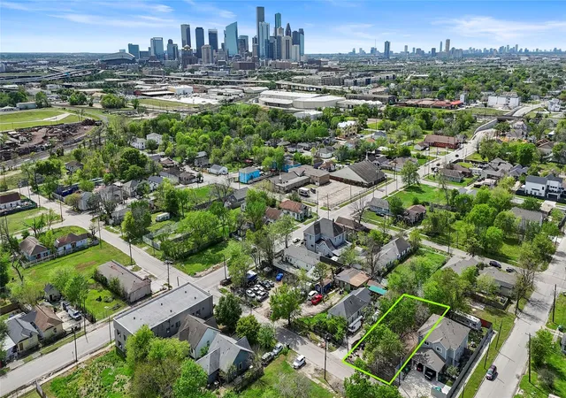 Photo 1 of Land for sale at 1917 Davis St, Houston, TX 77026 | MLS# 70143012 | Listing updated on 2026-09-22