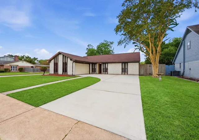 Photo 3 of Single family home for sale at 11534 Sagepark Ln, Houston, TX 77089 | MLS# 57866503 | Listing updated on 2026-09-11