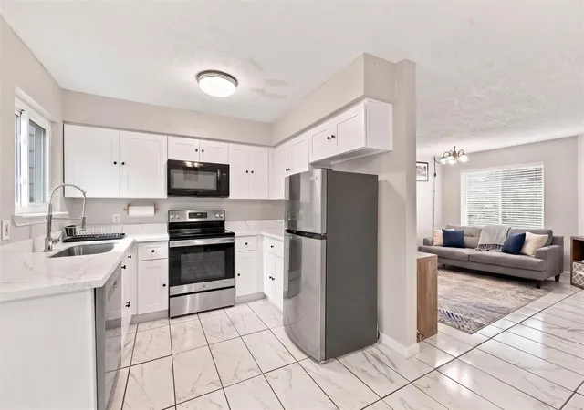 Listing Photo 4 - Condo for sale in building located at 1714 Good Day Dr, Missouri City, TX 77459