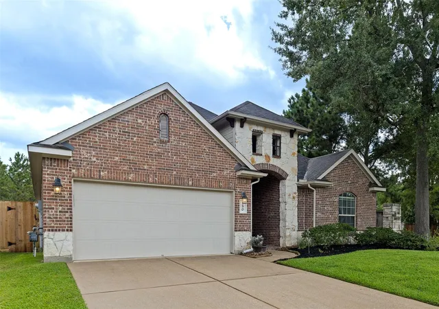 Photo 2 of Single family home for sale at 150 Magnolia Grv Ln, Conroe, TX 77384 | MLS# 11888944 | Listing updated on 2026-09-21