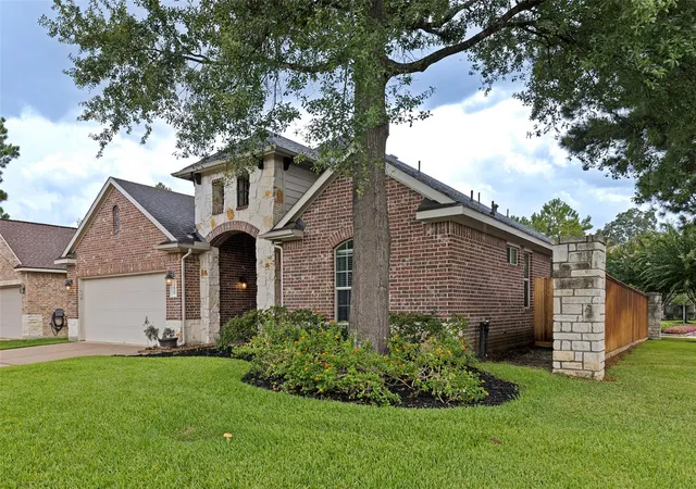 Photo 3 of Single family home for sale at 150 Magnolia Grv Ln, Conroe, TX 77384 | MLS# 11888944 | Listing updated on 2026-09-21