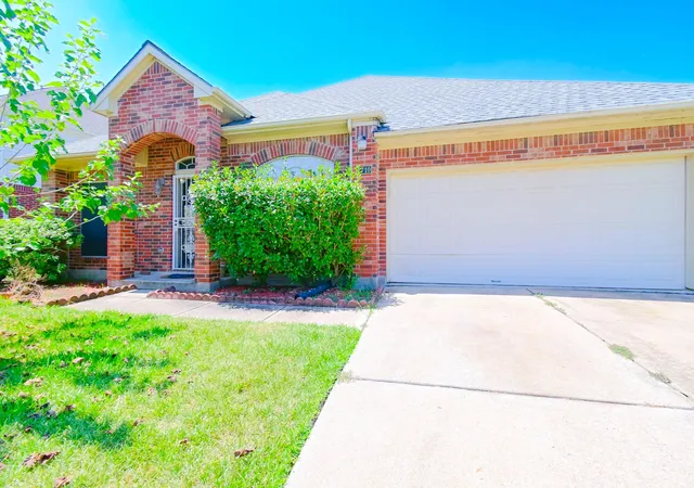 Photo 3 of Sale Pending at 7710 Quintero Dr, Houston, TX 77083 | MLS# 26833792 | Listing updated on 2026-09-17