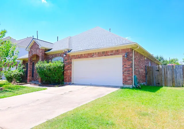 Photo 3 of Sale Pending at 7710 Quintero Dr, Houston, TX 77083 | MLS# 26833792 | Listing updated on 2026-09-17