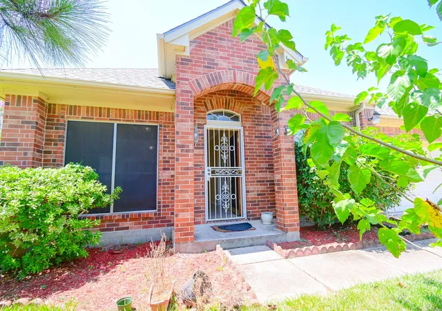 Photo 4 of Sale Pending at 7710 Quintero Dr, Houston, TX 77083 | MLS# 26833792 | Listing updated on 2026-09-17