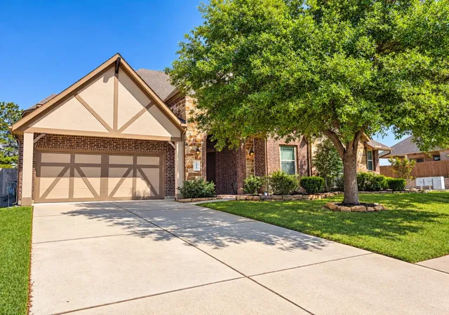 Photo 3 of Sale Pending at 113 Owen Ridge Dr, Conroe, TX 77384 | MLS# 86664400 | Listing updated on 2026-10-08