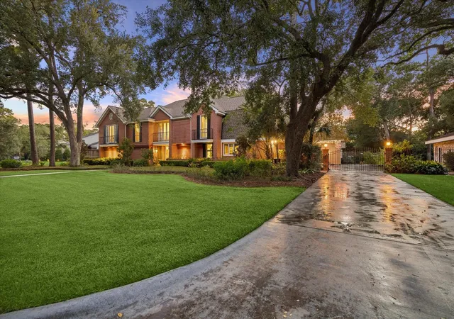 Photo 3 of Single family home for sale at 14 Stonegate Dr, Houston, TX 77024 | MLS# 40853145 | Listing updated on 2026-09-11