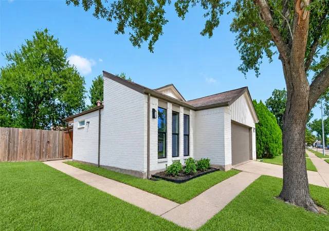 Photo 2 of Sale Pending at 3615 Echo Grv Ln, Houston, TX 77043 | MLS# 21013045 | Listing updated on 2026-09-24
