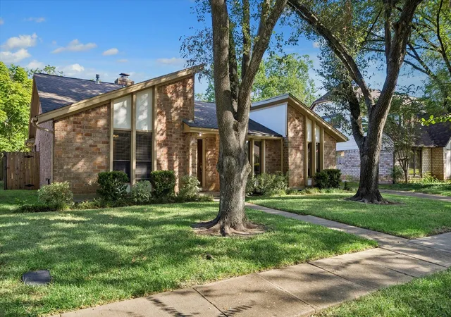 Photo 2 of Single family home for sale at 2739 Fld Line Dr, Sugar Land, TX 77479 | MLS# 40462984 | Listing updated on 2026-10-07