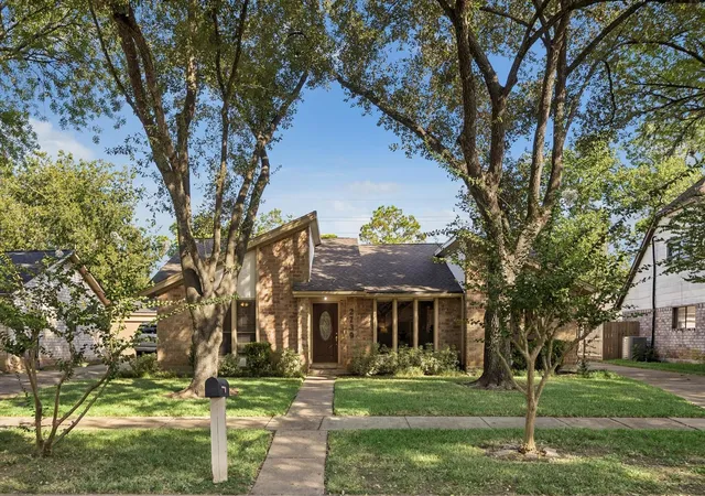 Photo 3 of Single family home for sale at 2739 Fld Line Dr, Sugar Land, TX 77479 | MLS# 40462984 | Listing updated on 2026-10-07