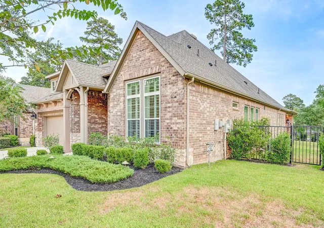 Photo 3 of Single family home for sale at 404 Summit Ridge Ct, Willis, TX 77318 | MLS# 48502672 | Listing updated on 2026-09-03