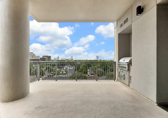 Listing Photo 4 - Condo for sale in building located at 5656 San Felipe St Unit 701, Houston, TX 77056
