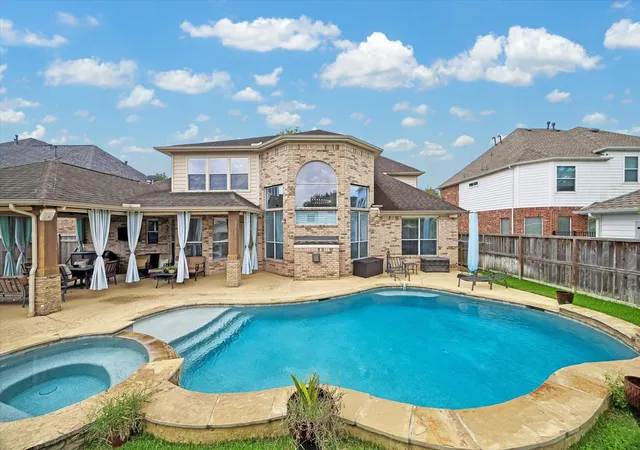 Photo 2 of Single family home for sale at 8111 Highland Green Dr, Sugar Land, TX 77479 | MLS# 8124121 | Listing updated on 2026-10-07