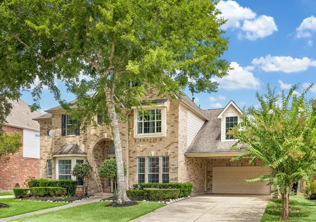 Photo 3 of Single family home for sale at 8111 Highland Green Dr, Sugar Land, TX 77479 | MLS# 8124121 | Listing updated on 2026-10-07