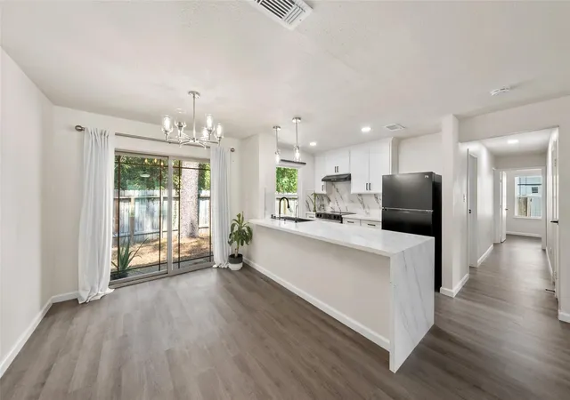 Photo 3 of Single family home for sale at 7 Hasting Oak Ct, Spring, TX 77381 | MLS# 86932846 | Listing updated on 2026-09-12