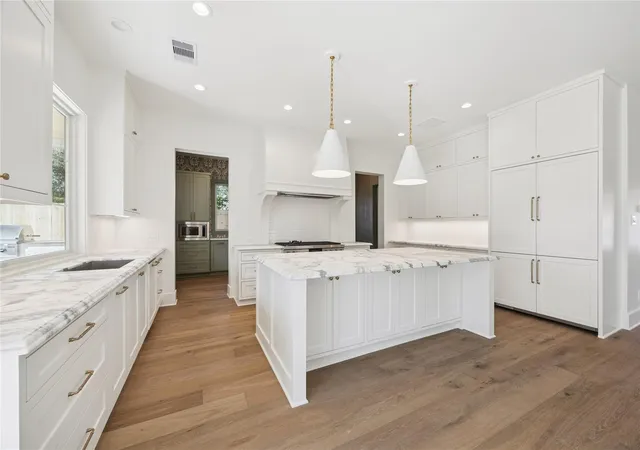 Photo 4 of Single family home for sale at 955 W 42nd Street, Houston, TX 77018 | MLS# 32270185 | Listing updated on 2026-09-11