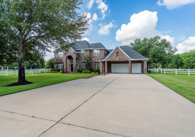 Photo 2 of Single family home for sale at 20303 Stone Lake Cir, Tomball, TX 77377 | MLS# 85703811 | Listing updated on 2026-09-19