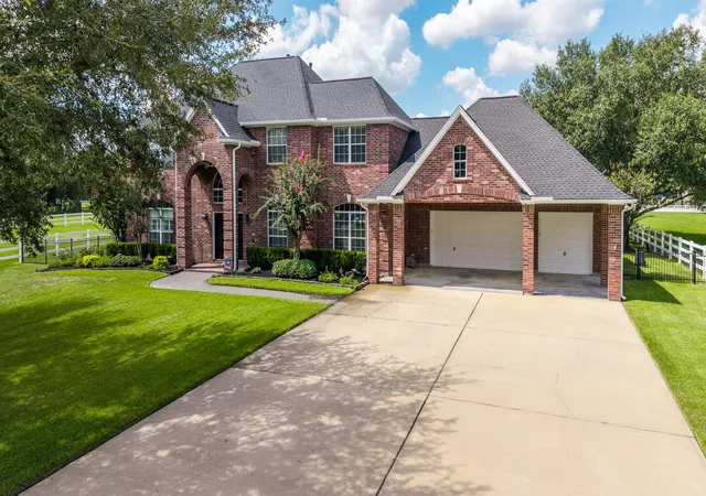 Photo 3 of Single family home for sale at 20303 Stone Lake Cir, Tomball, TX 77377 | MLS# 85703811 | Listing updated on 2026-09-19