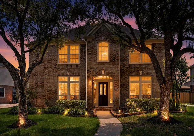 Photo 2 of Single family home for sale at 2309 Echo Harbor Dr, Pearland, TX 77584 | MLS# 13194321 | Listing updated on 2026-09-05