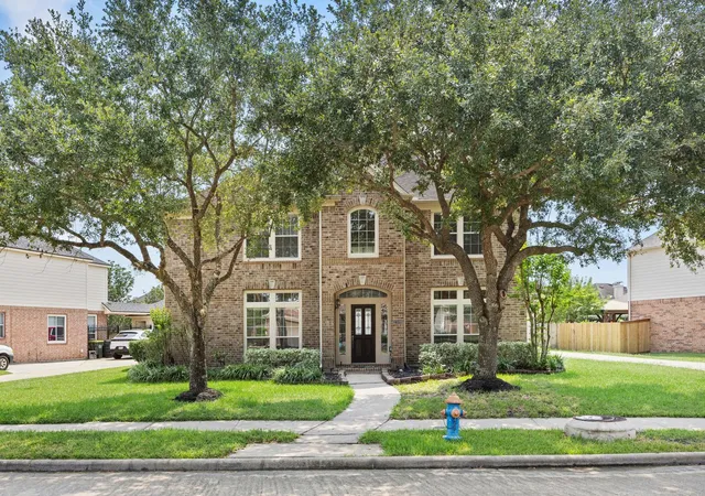 Photo 3 of Single family home for sale at 2309 Echo Harbor Dr, Pearland, TX 77584 | MLS# 13194321 | Listing updated on 2026-09-05
