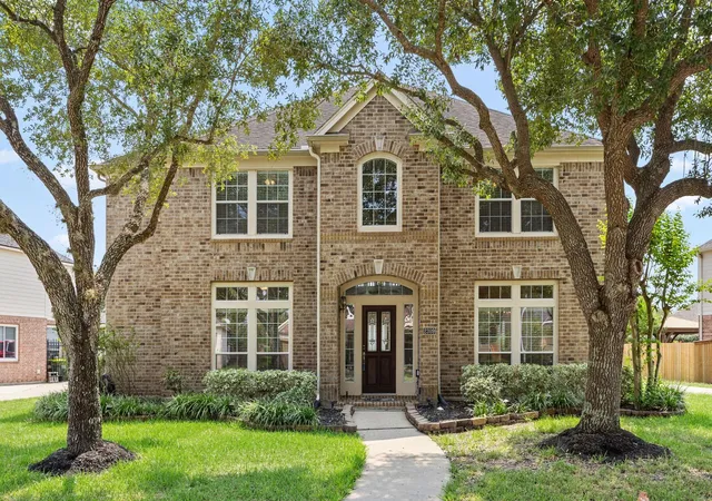 Photo 4 of Single family home for sale at 2309 Echo Harbor Dr, Pearland, TX 77584 | MLS# 13194321 | Listing updated on 2026-09-05