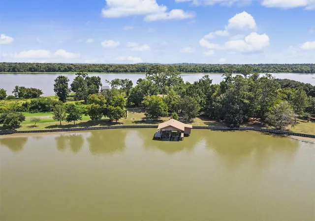 Photo 2 of Single family home for sale at 99 Lake View Dr, Huntsville, TX 77320 | MLS# 87285421 | Listing updated on 2026-09-09