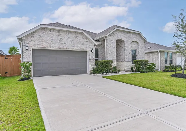 Photo 2 of Single family home for sale at 3106 Mariner Is Dr, La Marque, TX 77568 | MLS# 11955379 | Listing updated on 2026-09-26