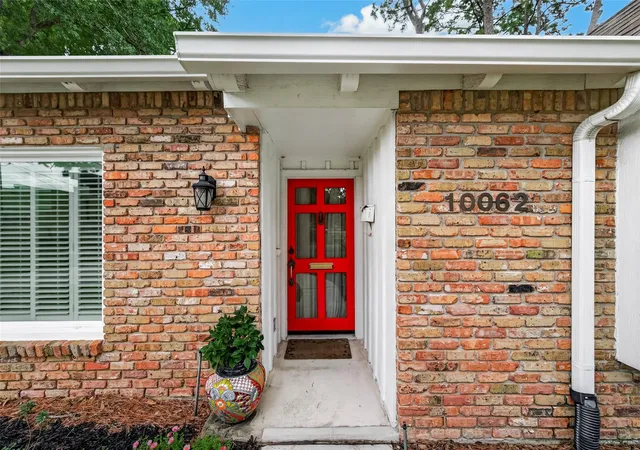 Photo 2 of Single family home for sale at 10062 Warwana Rd, Houston, TX 77080 | MLS# 5104175 | Listing updated on 2026-09-26