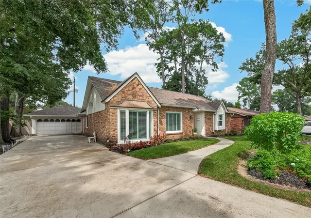 Photo 3 of Single family home for sale at 10062 Warwana Rd, Houston, TX 77080 | MLS# 5104175 | Listing updated on 2026-09-26