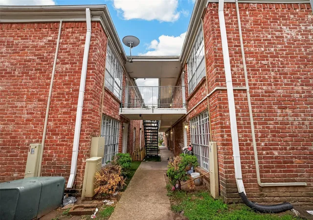 Photo 3 of Condo for sale at 9201 Clarewood Dr #94, Houston, TX 77036 | MLS# 8026649 | Listing updated on 2026-09-15