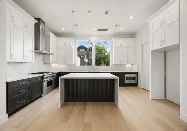 Photo 3 of Single family home for sale at 1110 Peden St #A, Houston, TX 77006 | MLS# 14453616 | Listing updated on 2026-09-15
