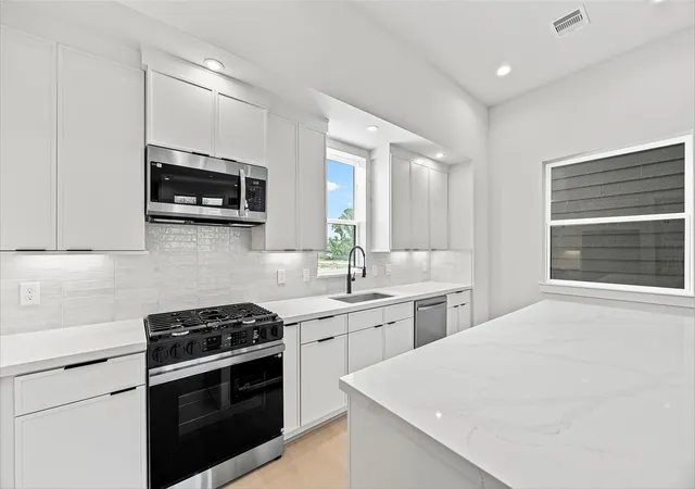Photo 3 of Single family home for sale at 523 Hillwood Hts Dr, Houston, TX 77091 | MLS# 90687033 | Listing updated on 2026-10-04