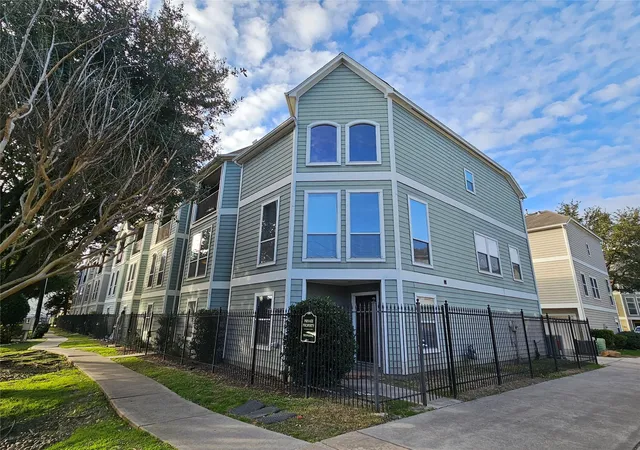 Photo 2 of Townhouse for sale at 1271 W 17th Street, Houston, TX 77008 | MLS# 55412139 | Listing updated on 2026-09-22