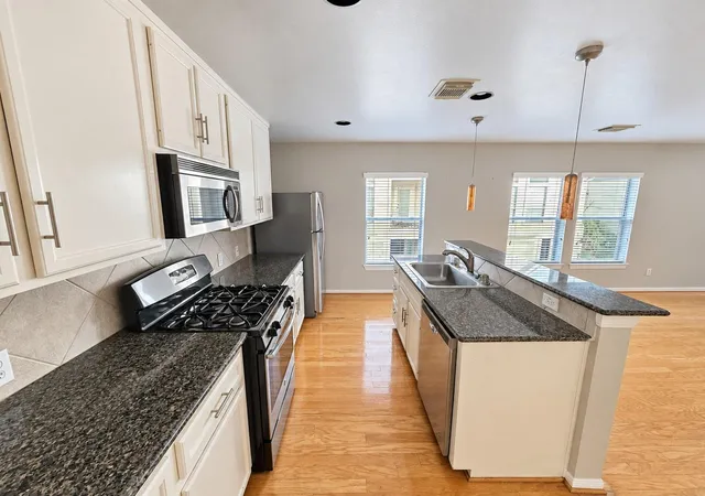 Photo 4 of Townhouse for sale at 1271 W 17th Street, Houston, TX 77008 | MLS# 55412139 | Listing updated on 2026-09-22